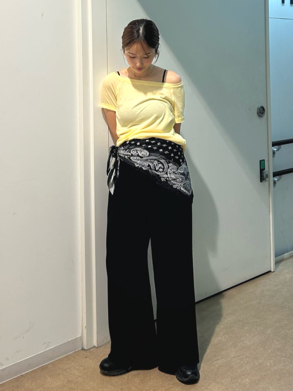 イエロー系のTシャツ/カットソー、ブラック系のその他パンツを着用したレディースの春コーディネートの2枚目の写真