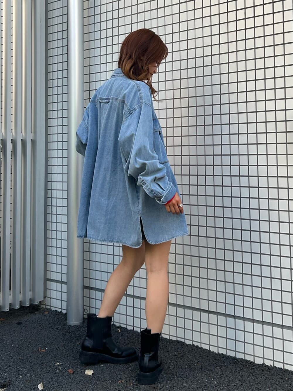 ブルー系のシャツ/ブラウス、レッド系のニット/セーター、グレー系のスカートを着用したレディースの秋コーディネートの4枚目の写真