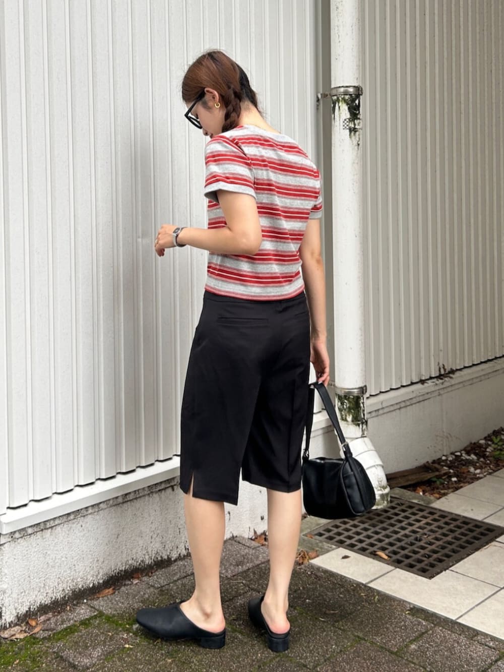 ブラック系のサンダル、ブラック系のその他パンツ、レッド系のTシャツ/カットソーを着用したレディースの夏コーディネートの4枚目の写真