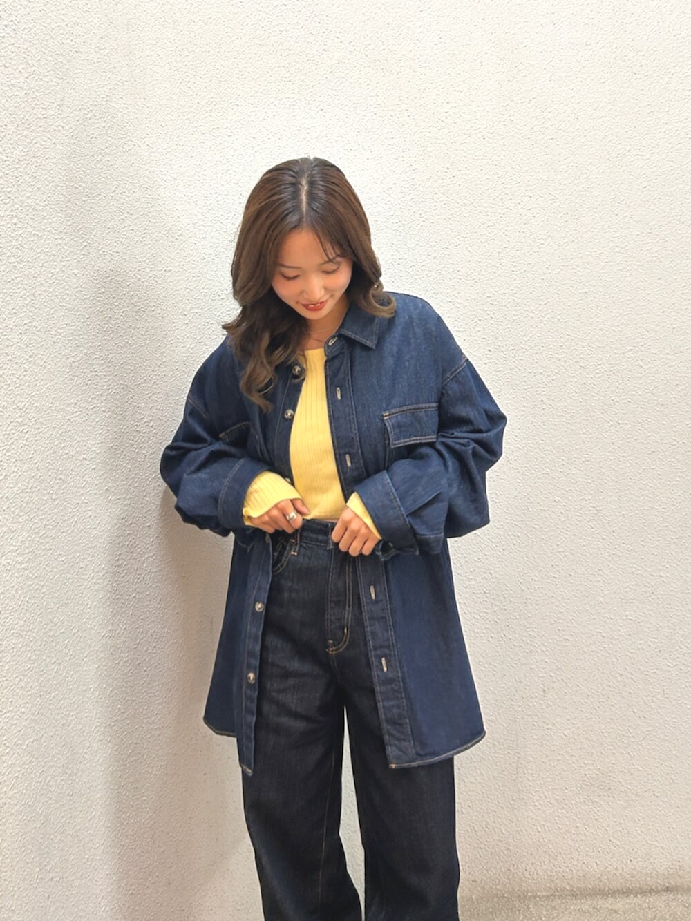 ブルー系のデニムパンツ、ブラウン系のブーツ、ブルー系のシャツ/ブラウスを着用したレディースの秋コーディネートの6枚目の写真