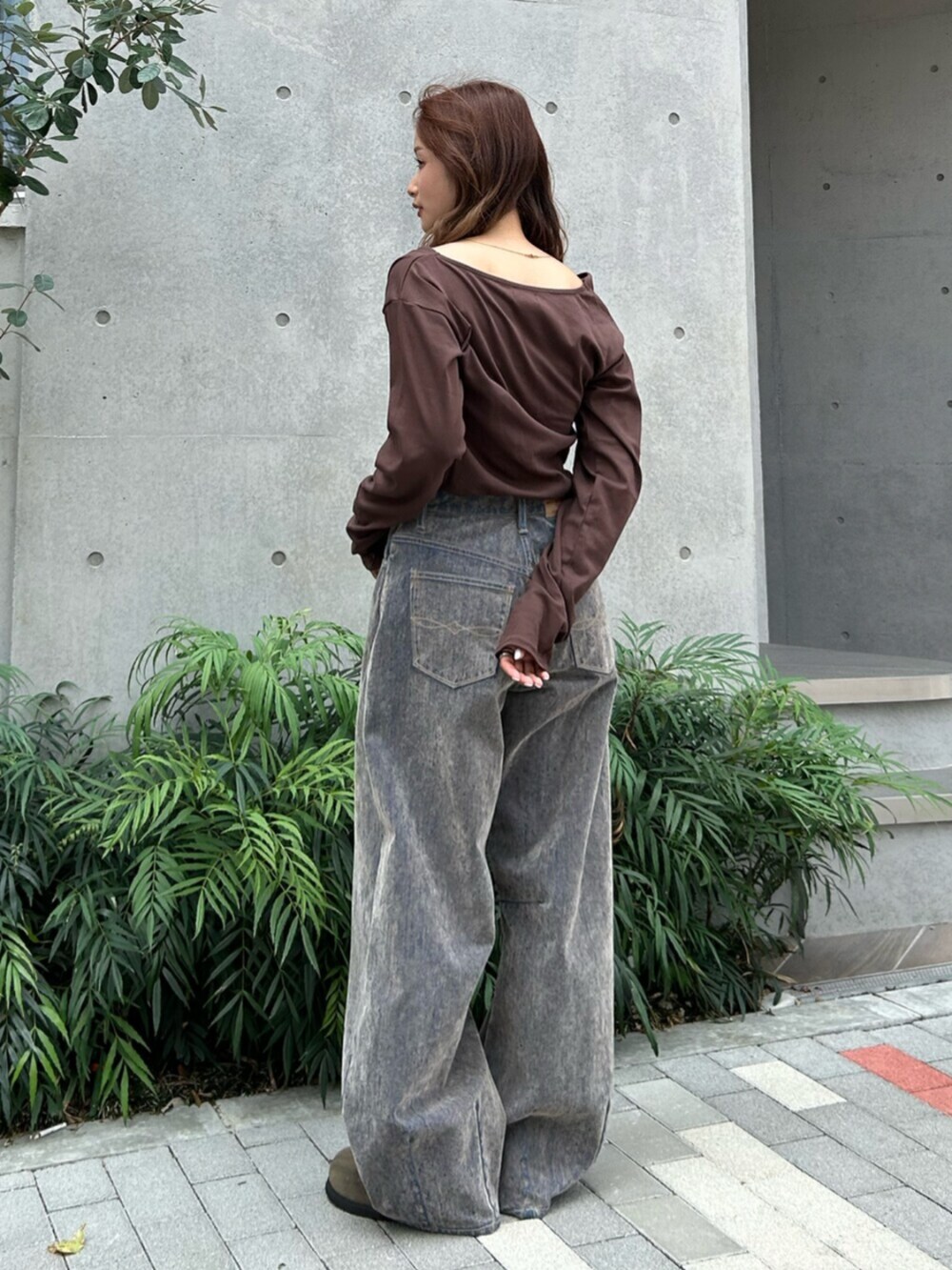 ブラウン系のTシャツ/カットソー、ベージュ系のデニムパンツ、グリーン系のスリッポンを着用したレディースの夏コーディネートの4枚目の写真