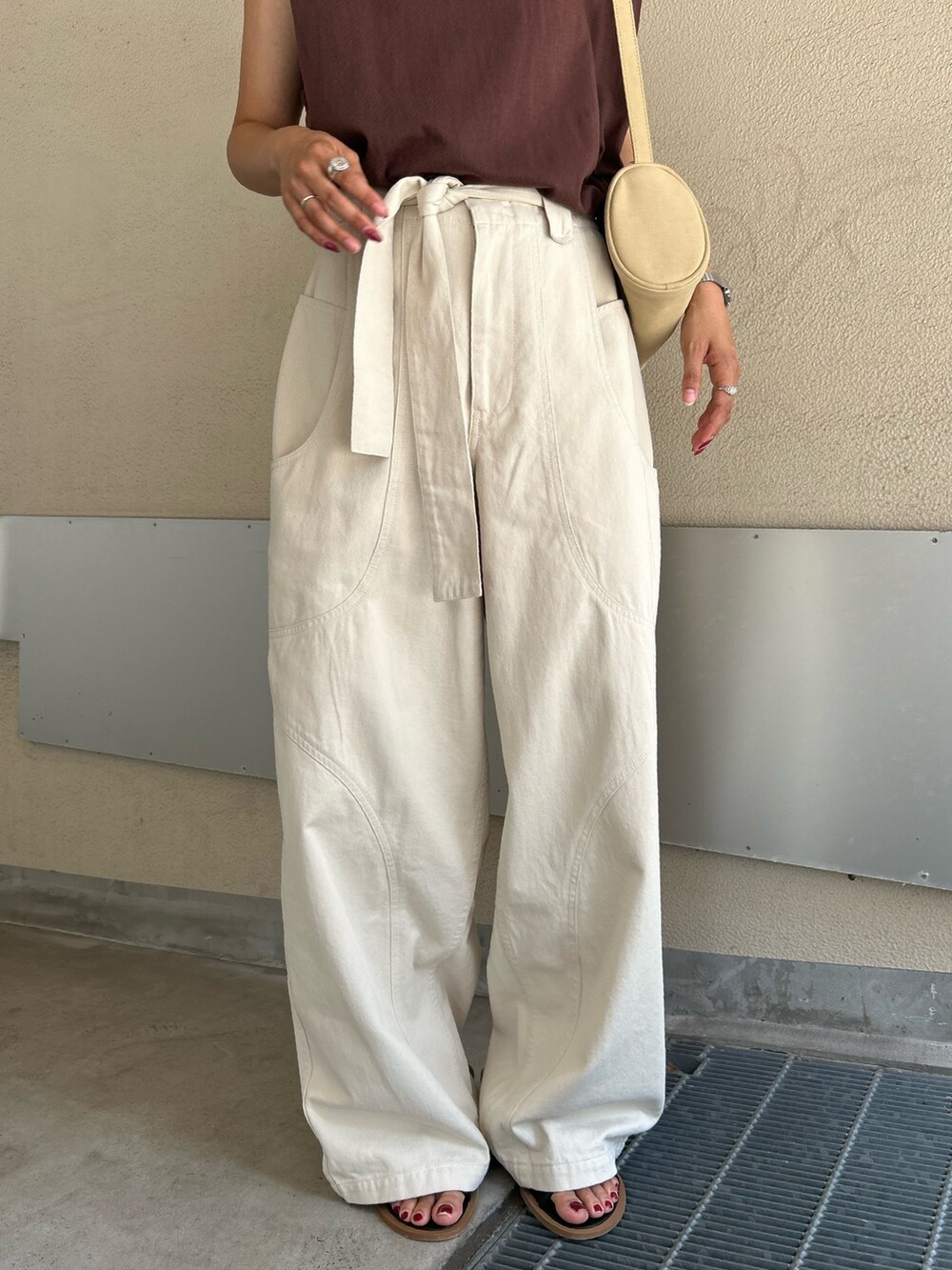 ホワイト系のその他パンツ、ブラック系のサンダル、ブラウン系のタンクトップを着用したレディースの夏コーディネートの5枚目の写真