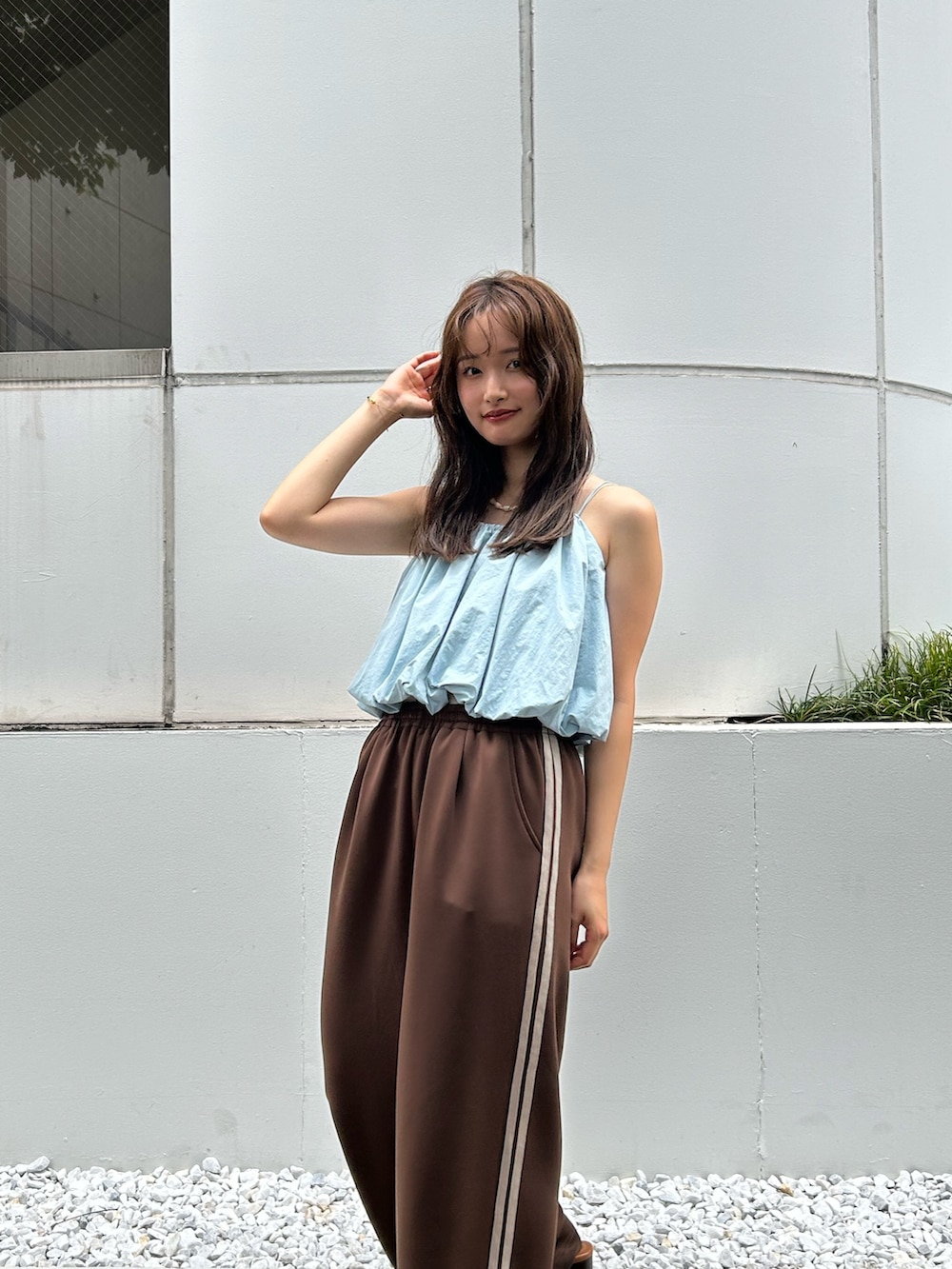 ブルー系のキャミソール、ブラウン系のその他パンツ、その他のサンダルを着用したレディースの夏コーディネートの5枚目の写真