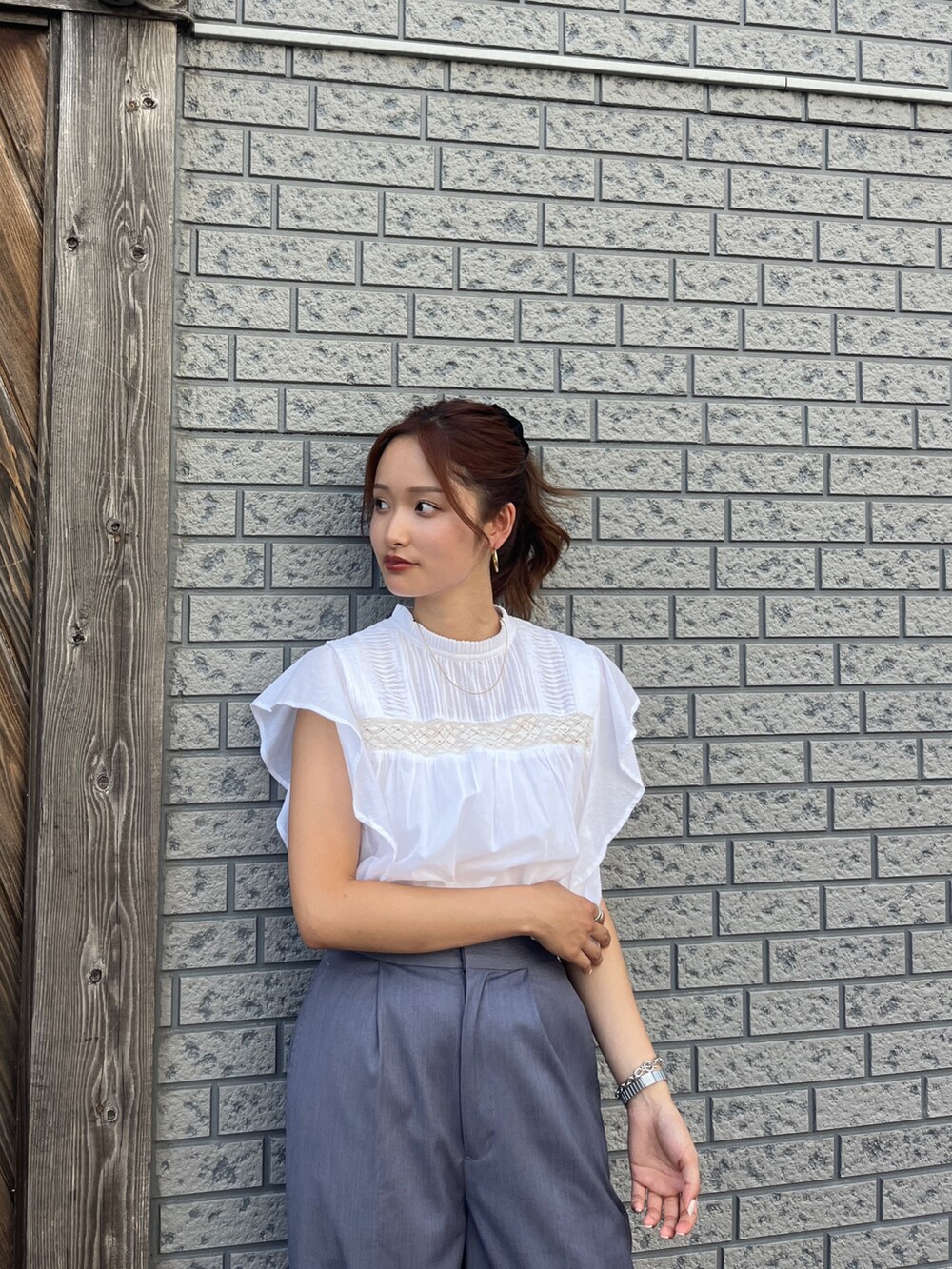 ホワイト系のシャツ/ブラウス、グレー系のその他パンツ、ゴールド系のバレエシューズを着用したレディースの夏コーディネートの5枚目の写真