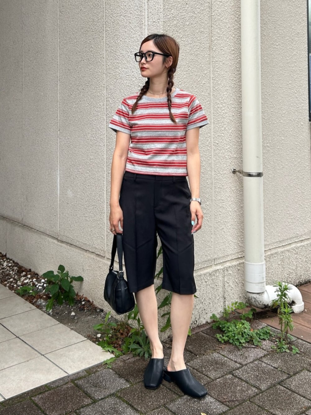 ブラック系のサンダル、ブラック系のその他パンツ、レッド系のTシャツ/カットソーを着用したレディースの夏コーディネートの7枚目の写真