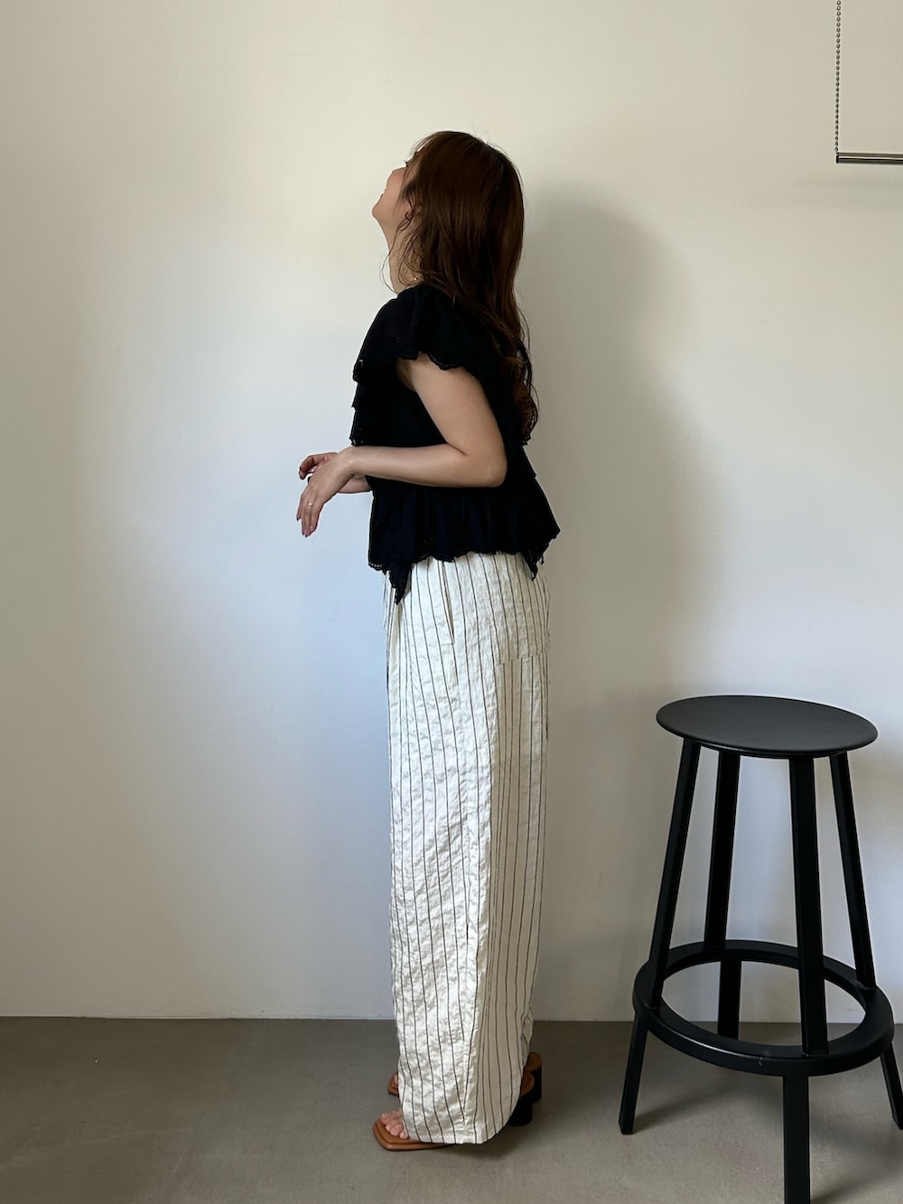 ブラック系のシャツ/ブラウス、ホワイト系のその他パンツ、その他のサンダルを着用したレディースの夏コーディネートの4枚目の写真
