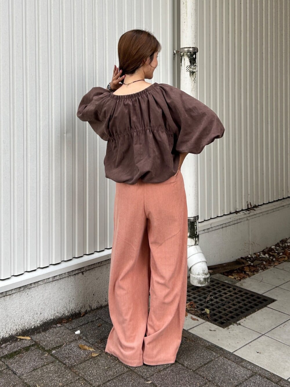 ブラウン系のシャツ/ブラウス、ピンク系のその他パンツを着用したレディースの夏コーディネートの4枚目の写真
