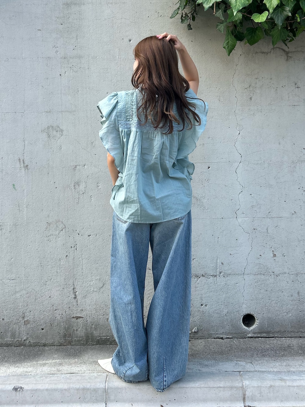 ブルー系のシャツ/ブラウス、ブルー系のデニムパンツ、ホワイト系のパンプスを着用したレディースの夏コーディネートの3枚目の写真