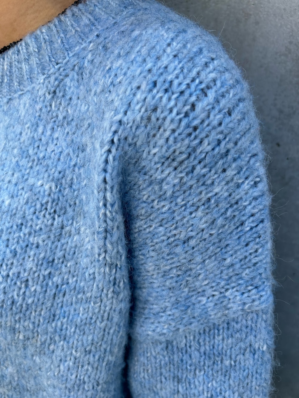 グレー系のスカート、ブラック系のネックレスを着用したレディースの秋コーディネートの8枚目の写真