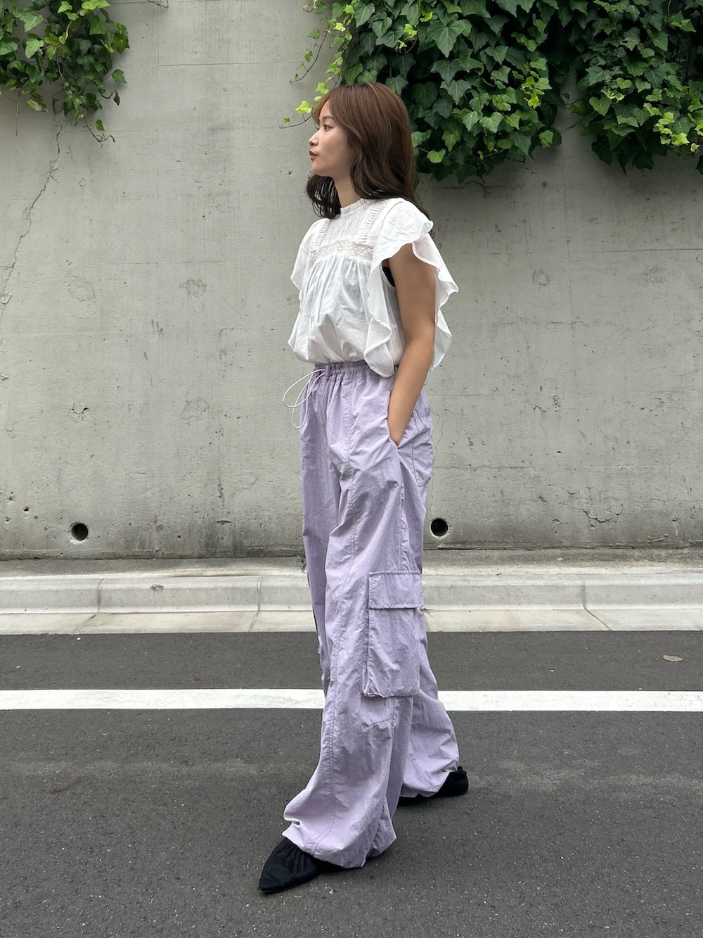 ホワイト系のシャツ/ブラウス、パープル系のその他パンツ、ブラック系のパンプスを着用したレディースの夏コーディネートの4枚目の写真