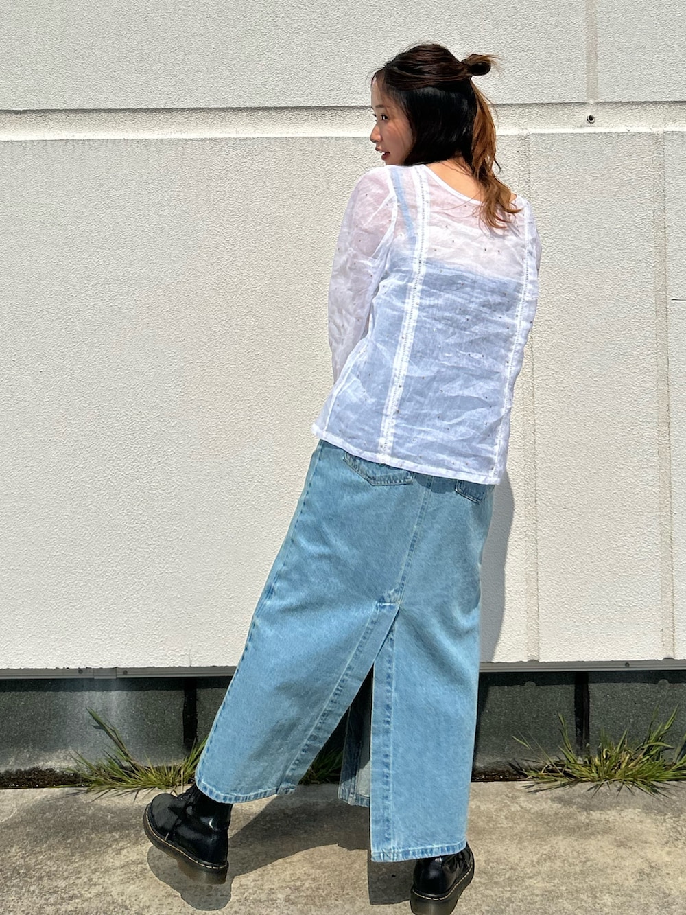 ホワイト系のシャツ/ブラウス、ブルー系のワンピースを着用したレディースの春コーディネートの5枚目の写真