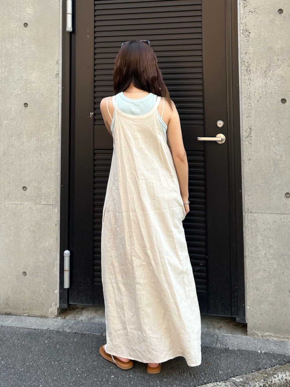 ブルー系のタンクトップ、シルバー系のサンダルを着用したレディースの冬コーディネートの3枚目の写真