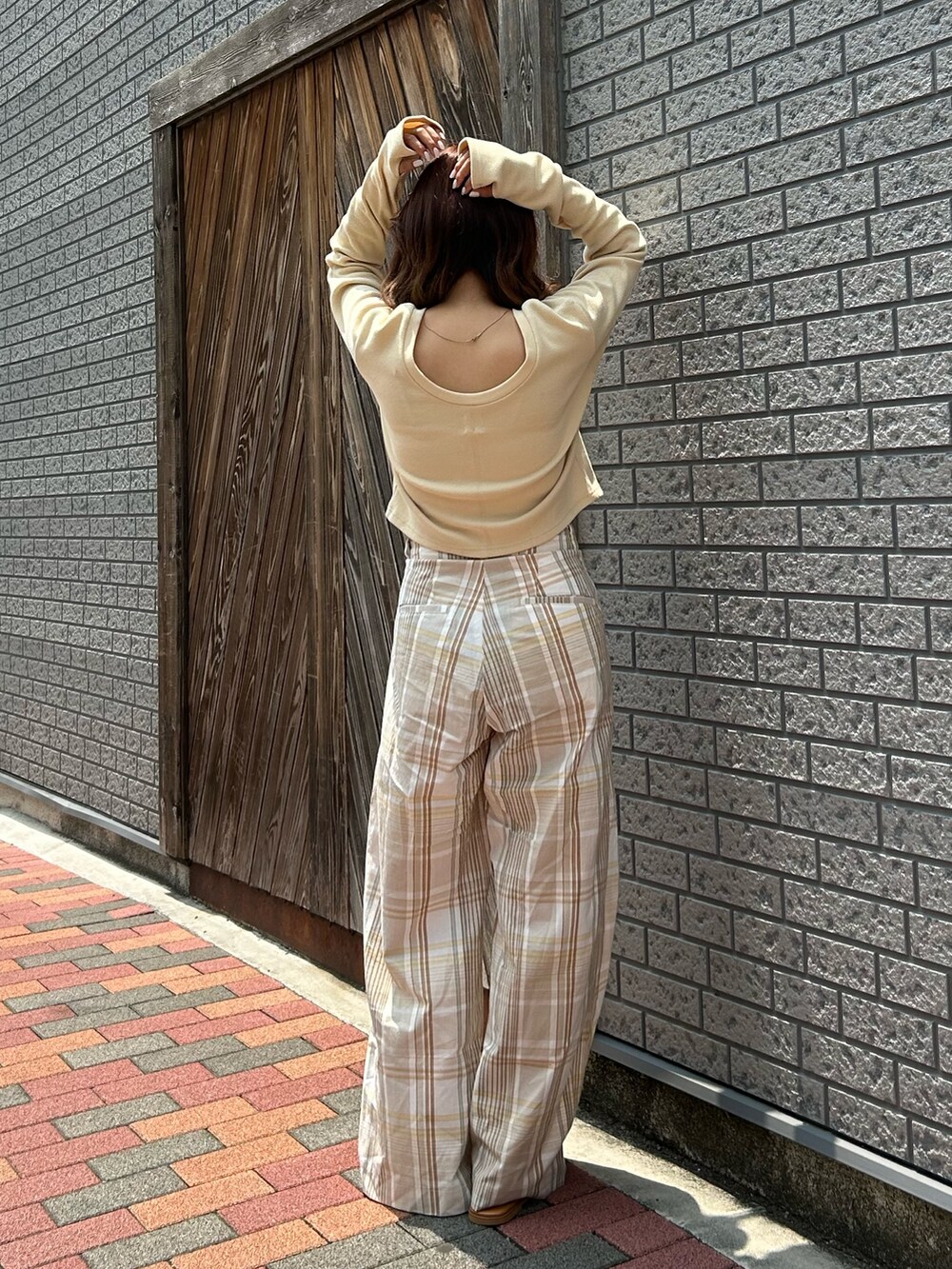 ベージュ系のその他パンツ、イエロー系のTシャツ/カットソー、シルバー系のサンダルを着用したレディースの夏コーディネートの4枚目の写真