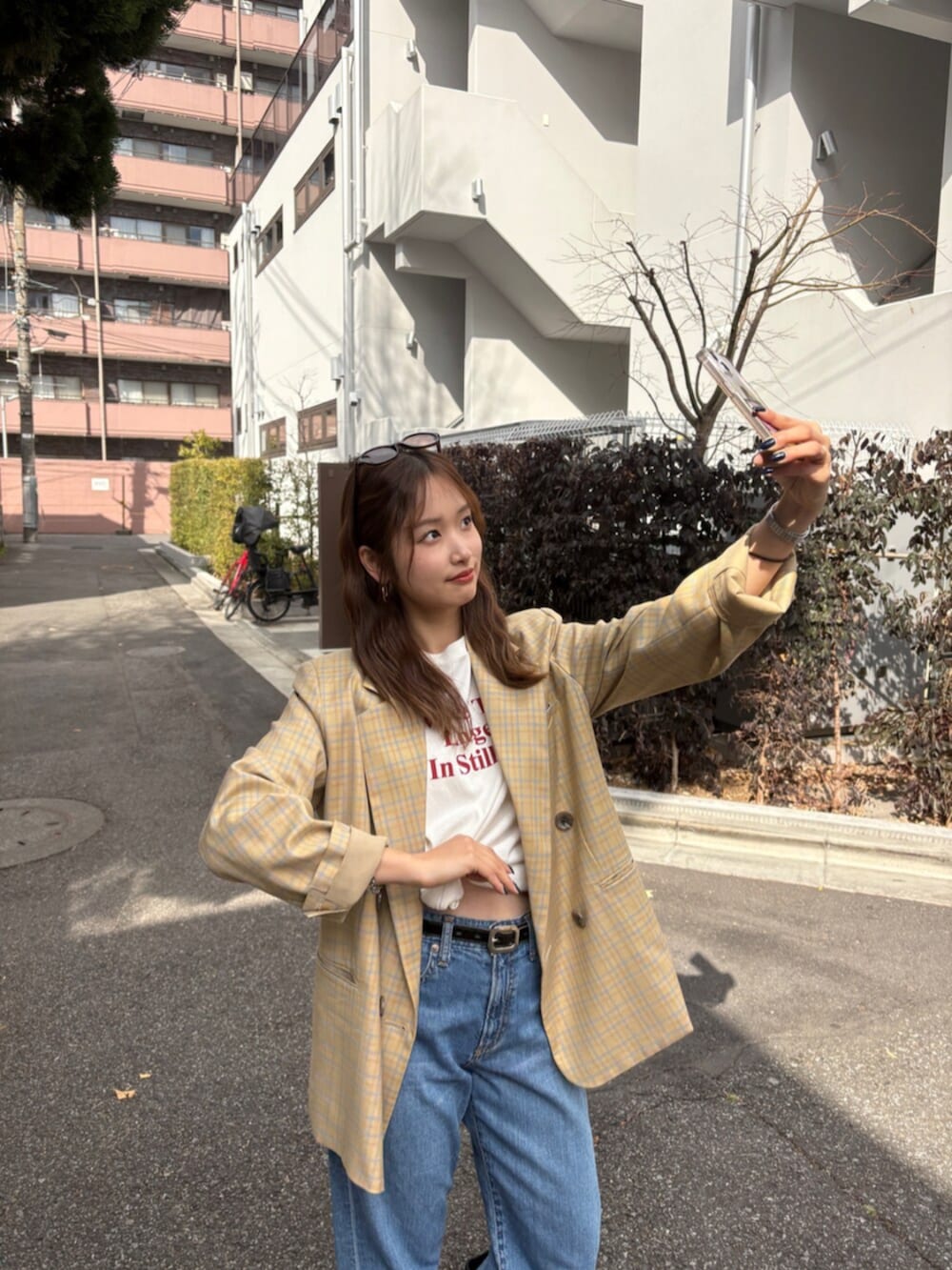 ブラック系のブーツ、その他のテーラードジャケット、ホワイト系のTシャツ/カットソーを着用したレディースの冬コーディネートの9枚目の写真