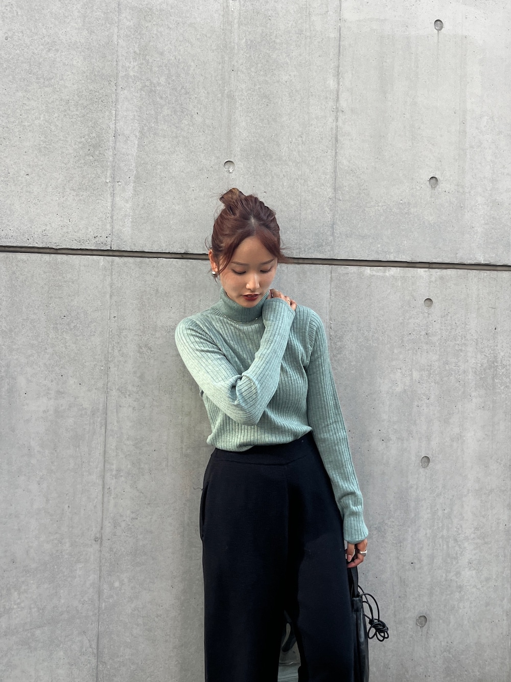 ブラック系のその他パンツ、グリーン系のニット/セーター、ブラック系のショルダーバッグを着用したレディースの秋コーディネートの5枚目の写真