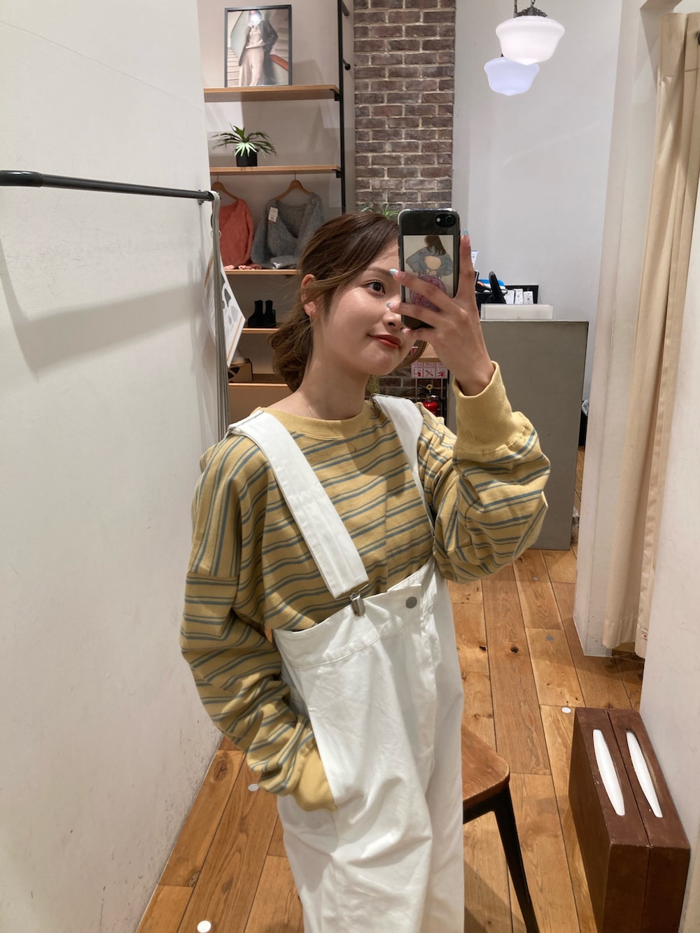 イエロー系のTシャツ/カットソー、ホワイト系のつなぎ/オールインワンを着用したレディースの冬コーディネートの5枚目の写真