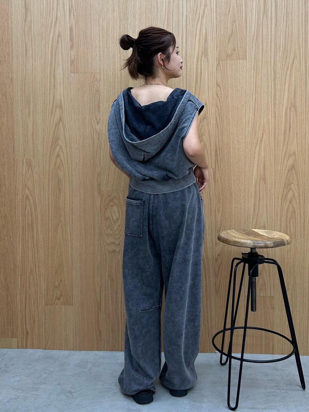 グレー系のスウェットパンツ、グレー系のパーカーを着用したレディースの夏コーディネートの4枚目の写真