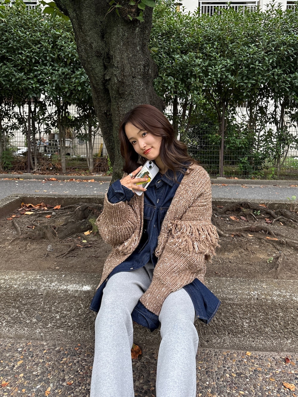 ブルー系のシャツ/ブラウス、ブラウン系のカーディガン/ボレロ、グレー系のその他パンツを着用したレディースの秋コーディネートの6枚目の写真