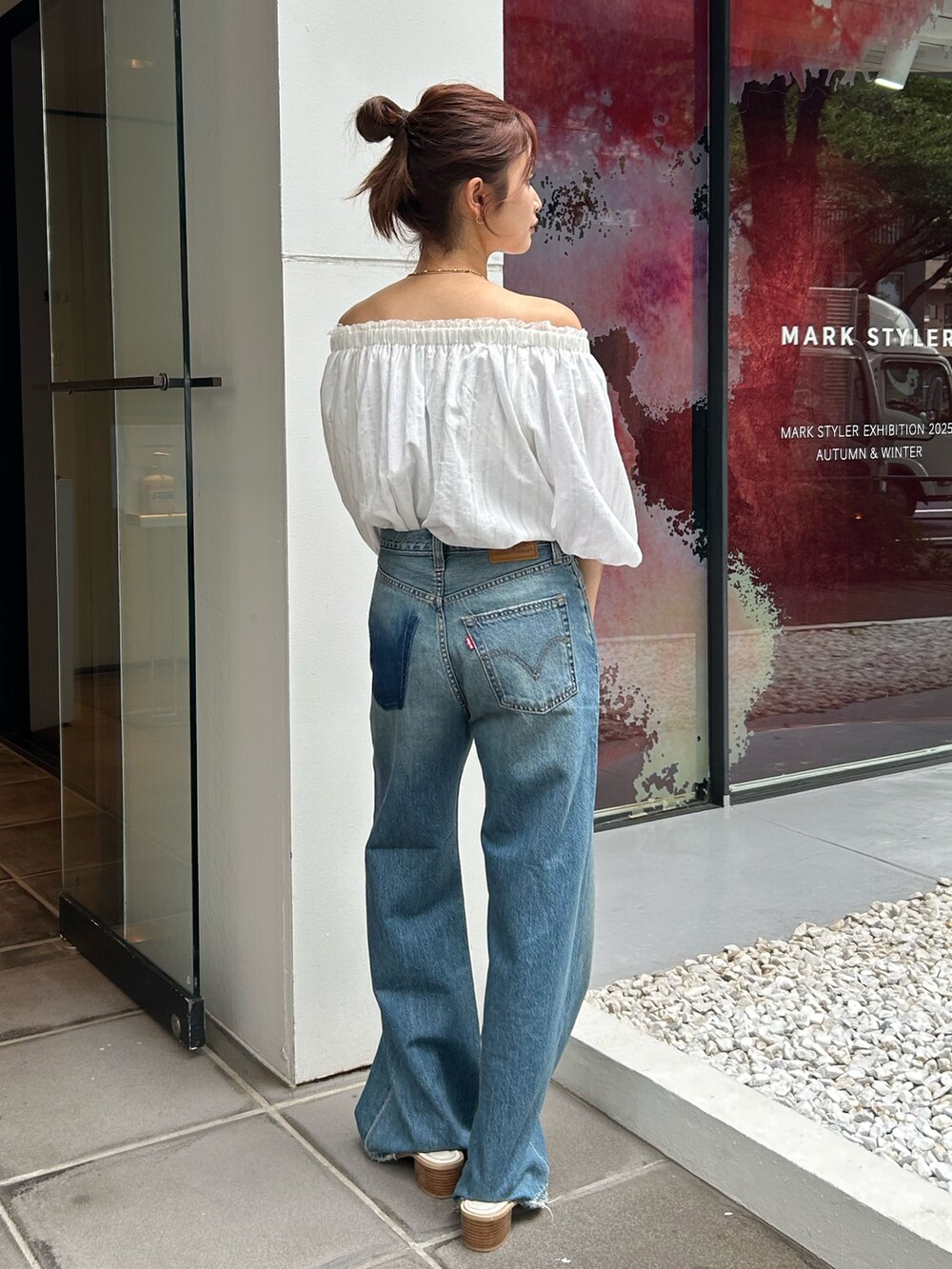 ホワイト系のサンダル、ブルー系のデニムパンツ、ホワイト系のシャツ/ブラウスを着用したレディースの夏コーディネートの4枚目の写真