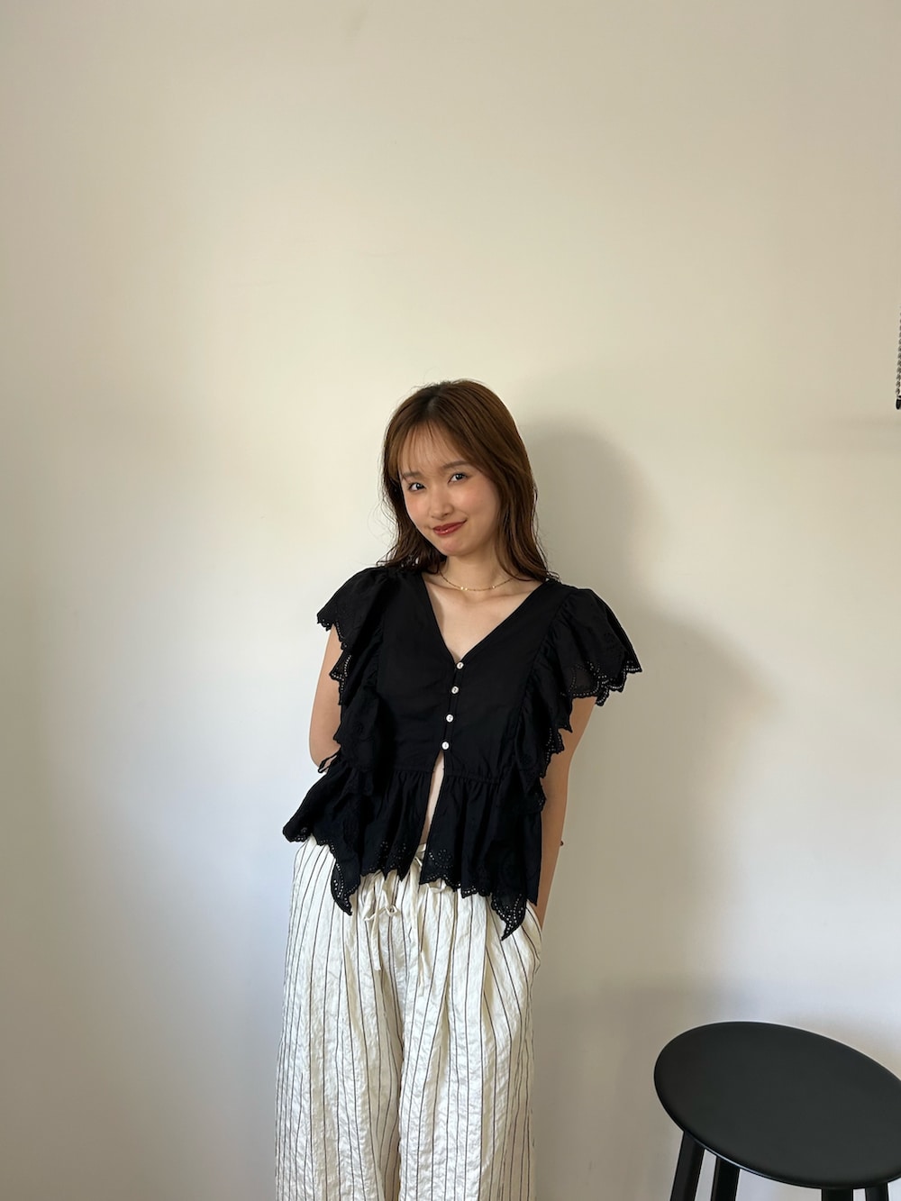 ブラック系のシャツ/ブラウス、ホワイト系のその他パンツ、その他のサンダルを着用したレディースの夏コーディネートの8枚目の写真