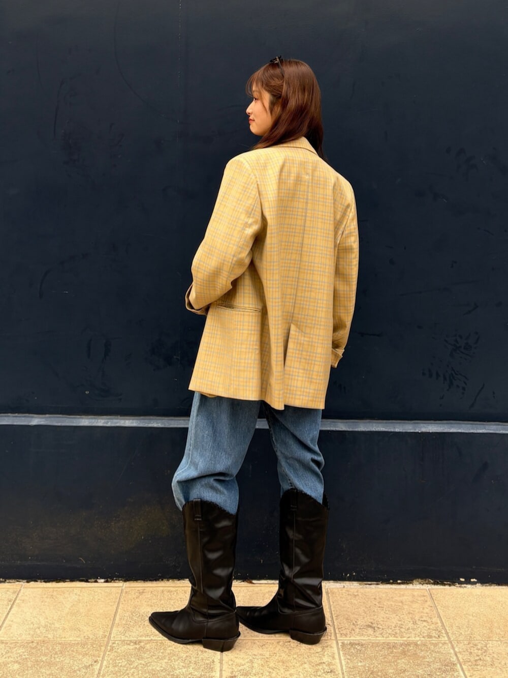 ブラック系のブーツ、その他のテーラードジャケット、ホワイト系のTシャツ/カットソーを着用したレディースの冬コーディネートの2枚目の写真