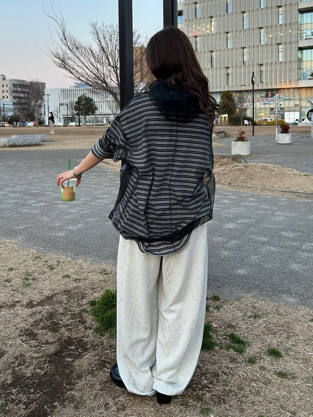 ホワイト系のスウェットパンツ、ブラック系のその他トップス、グレー系のTシャツ/カットソーを着用したレディースの冬コーディネートの7枚目の写真