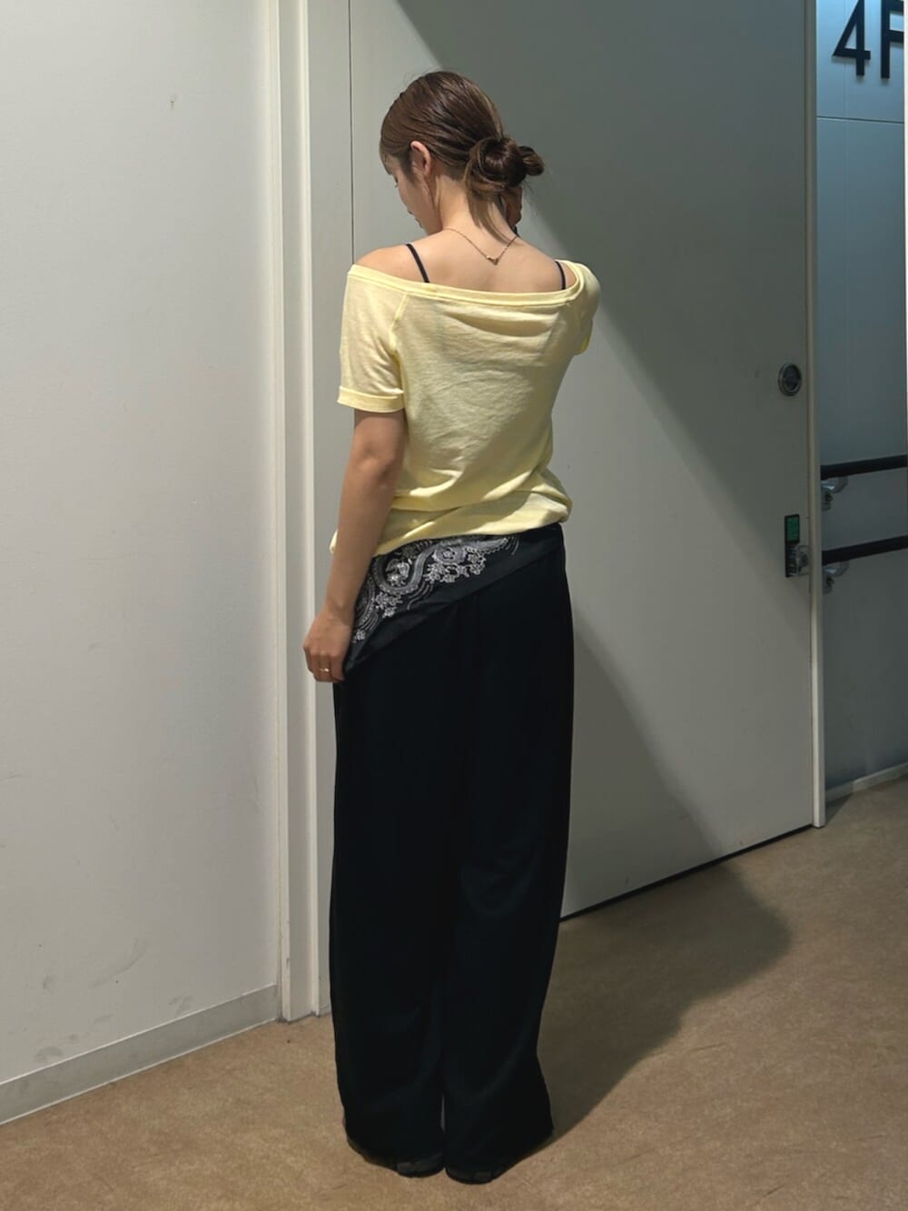 イエロー系のTシャツ/カットソー、ブラック系のその他パンツを着用したレディースの春コーディネートの4枚目の写真