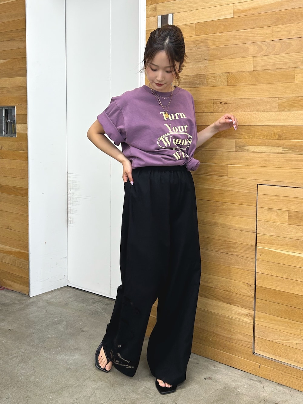 パープル系のTシャツ/カットソー、ブラック系のその他パンツ、ブラック系のサンダルを着用したレディースの春コーディネートの5枚目の写真