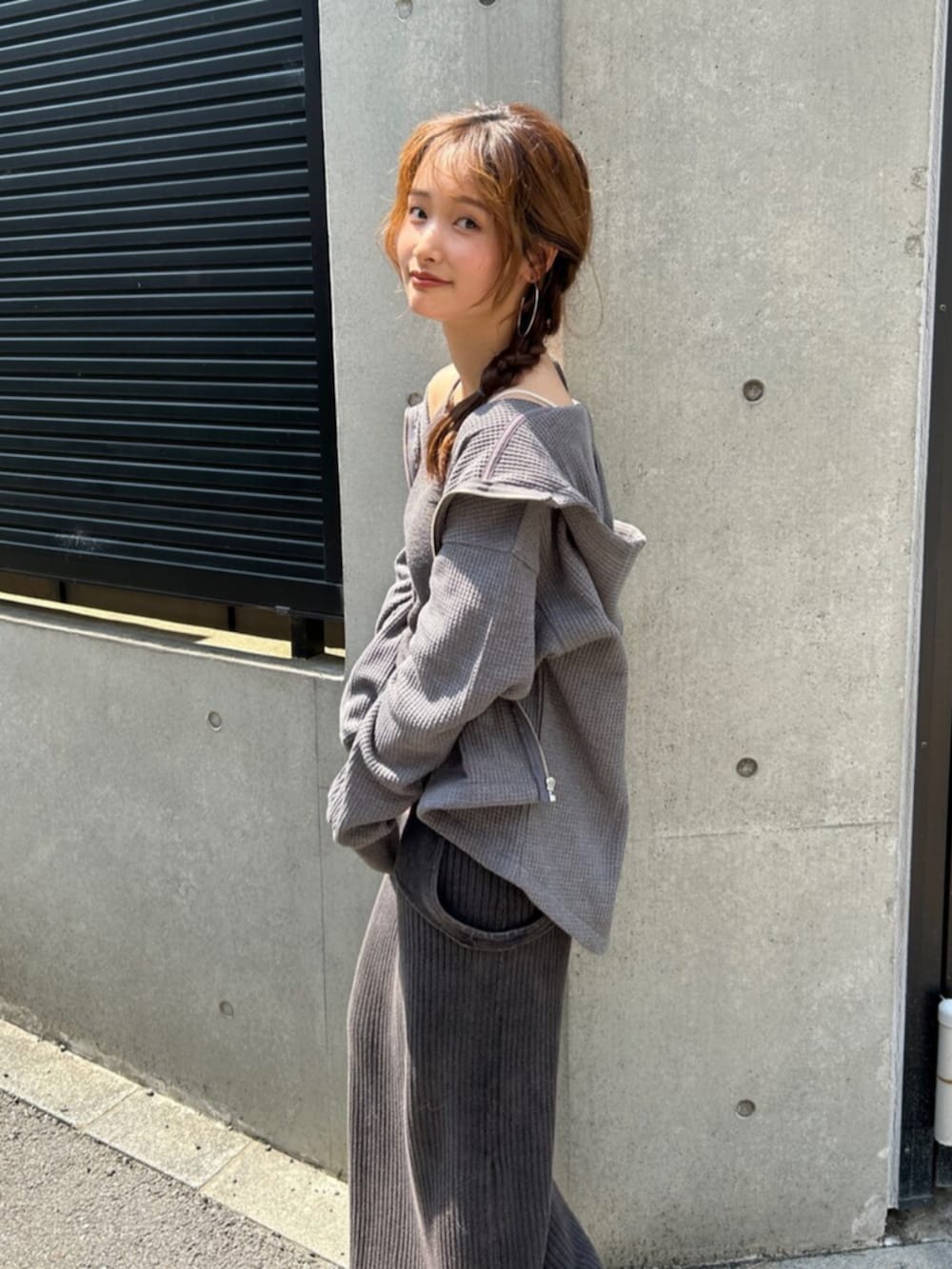 グレー系のニット/セーター、グレー系のパーカーを着用したレディースの夏コーディネートの5枚目の写真