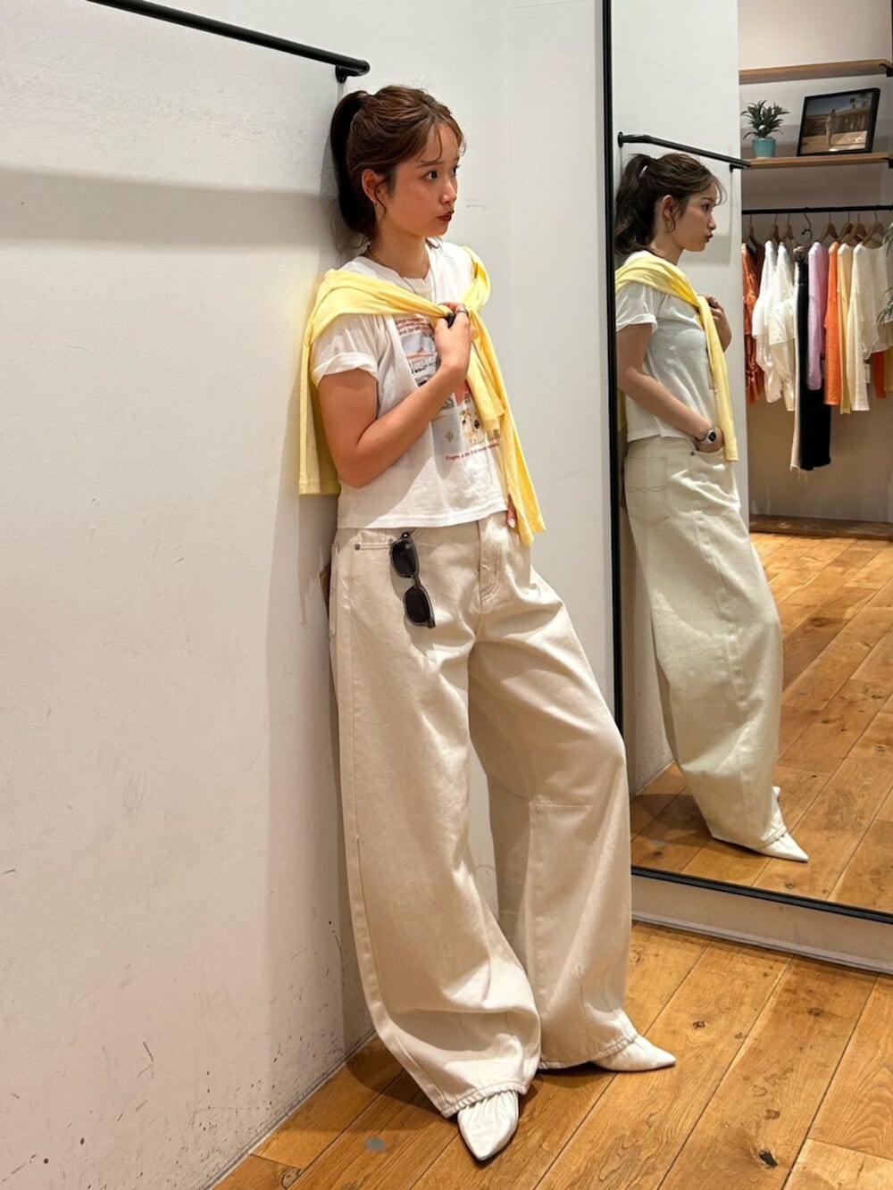 ホワイト系のパンプス、ホワイト系のデニムパンツ、ホワイト系のTシャツ/カットソーを着用したレディースの春コーディネートの2枚目の写真