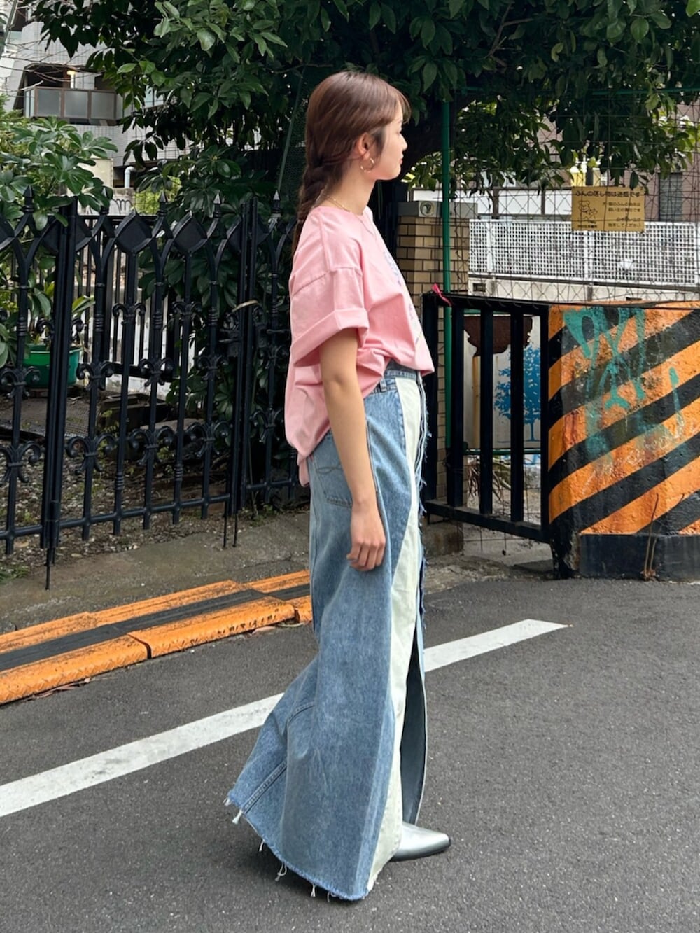 ブルー系のスカート、シルバー系のブーツを着用したレディースの冬コーディネートの3枚目の写真