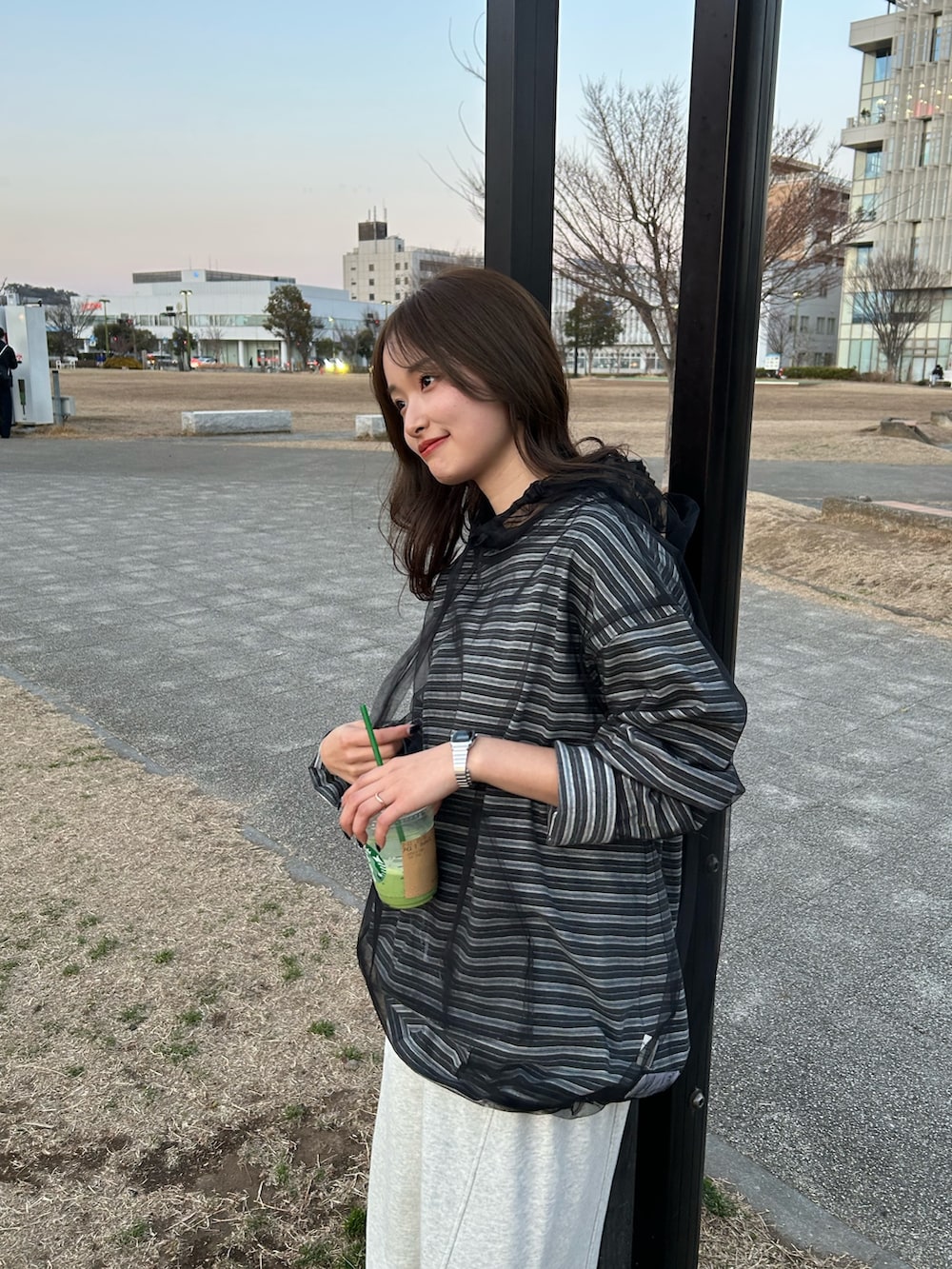 ホワイト系のスウェットパンツ、ブラック系のその他トップス、グレー系のTシャツ/カットソーを着用したレディースの冬コーディネートの3枚目の写真