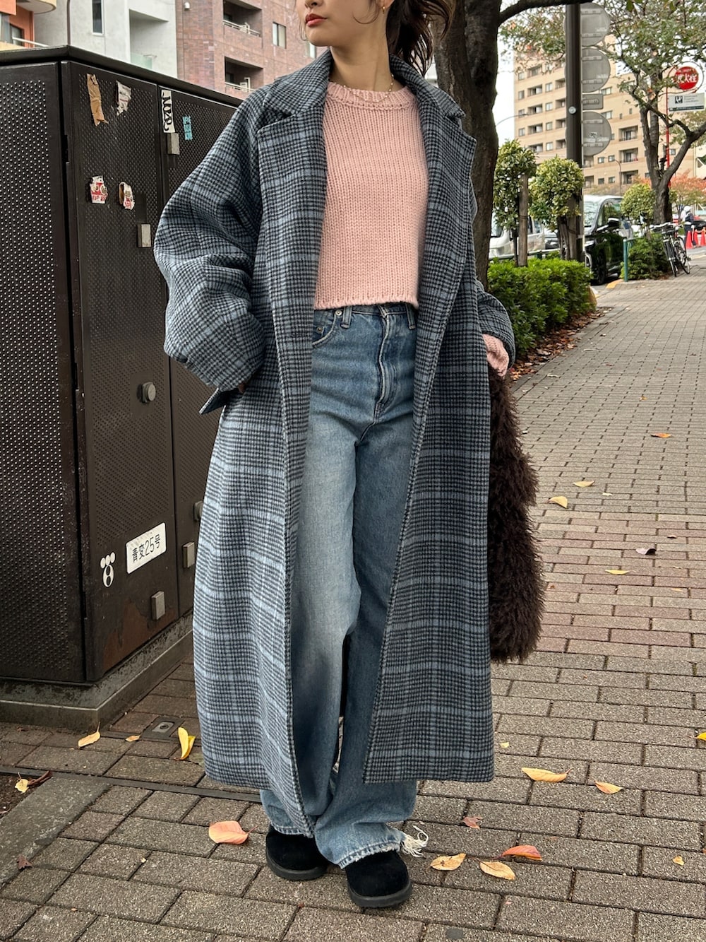 ピンク系のニット/セーター、その他のチェスターコート、ブルー系のデニムパンツを着用したレディースの秋コーディネートの6枚目の写真