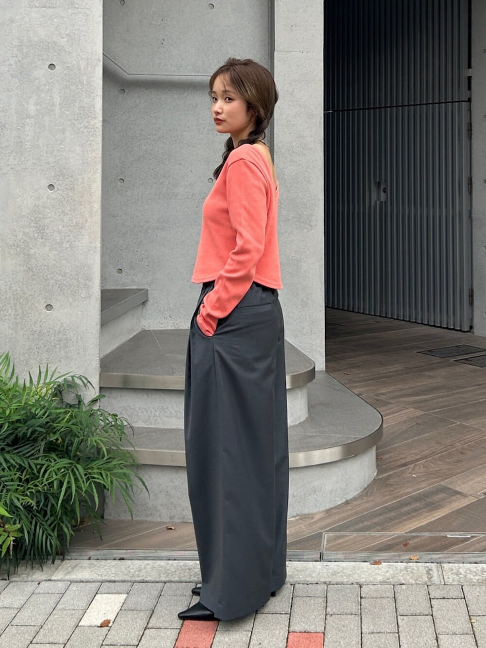 グレー系のその他パンツ、ブラック系のパンプス、ピンク系のTシャツ/カットソーを着用したレディースの秋コーディネートの2枚目の写真