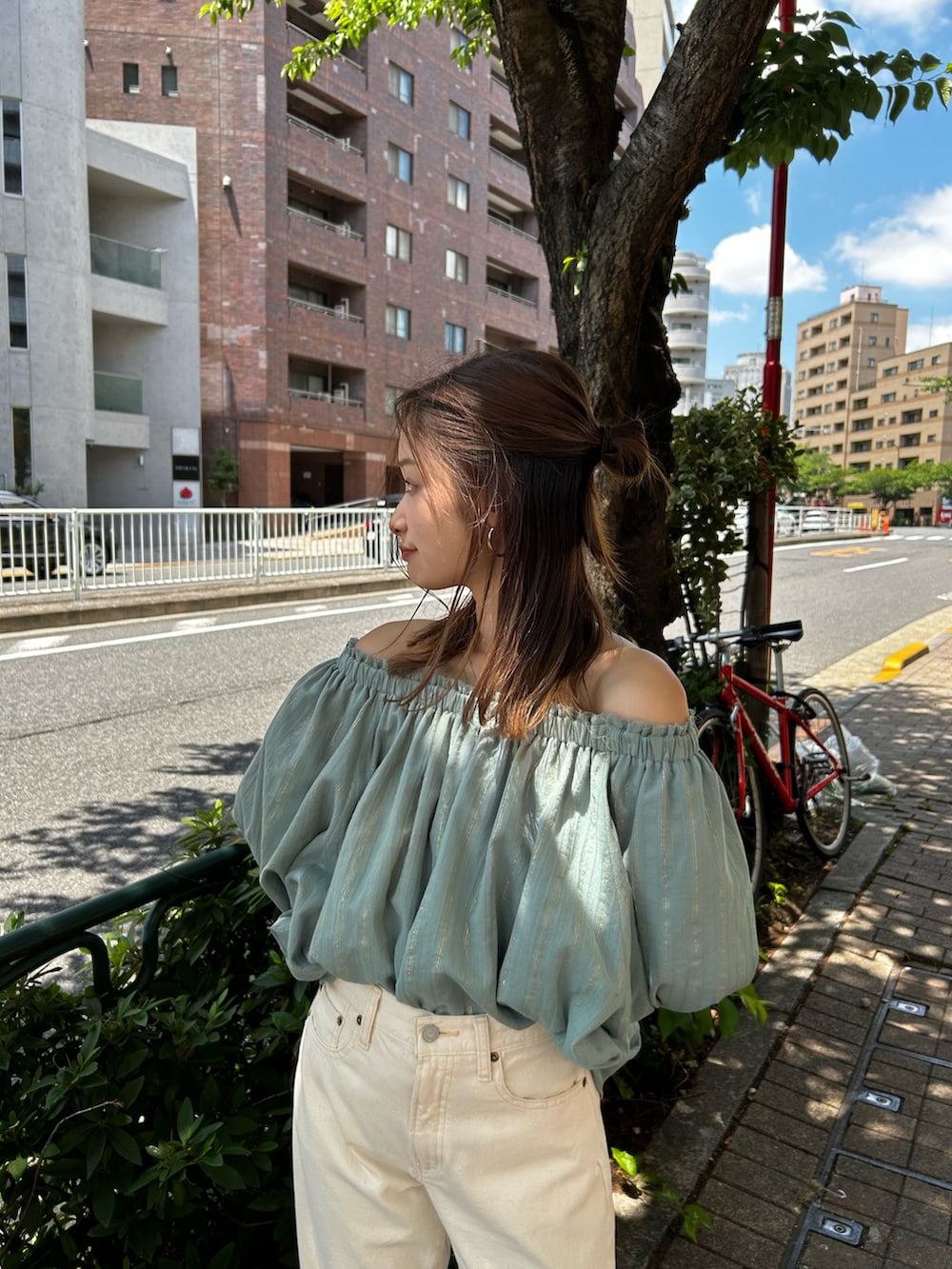 ホワイト系のデニムパンツ、グリーン系のシャツ/ブラウス、ホワイト系のサンダルを着用したレディースの夏コーディネートの6枚目の写真