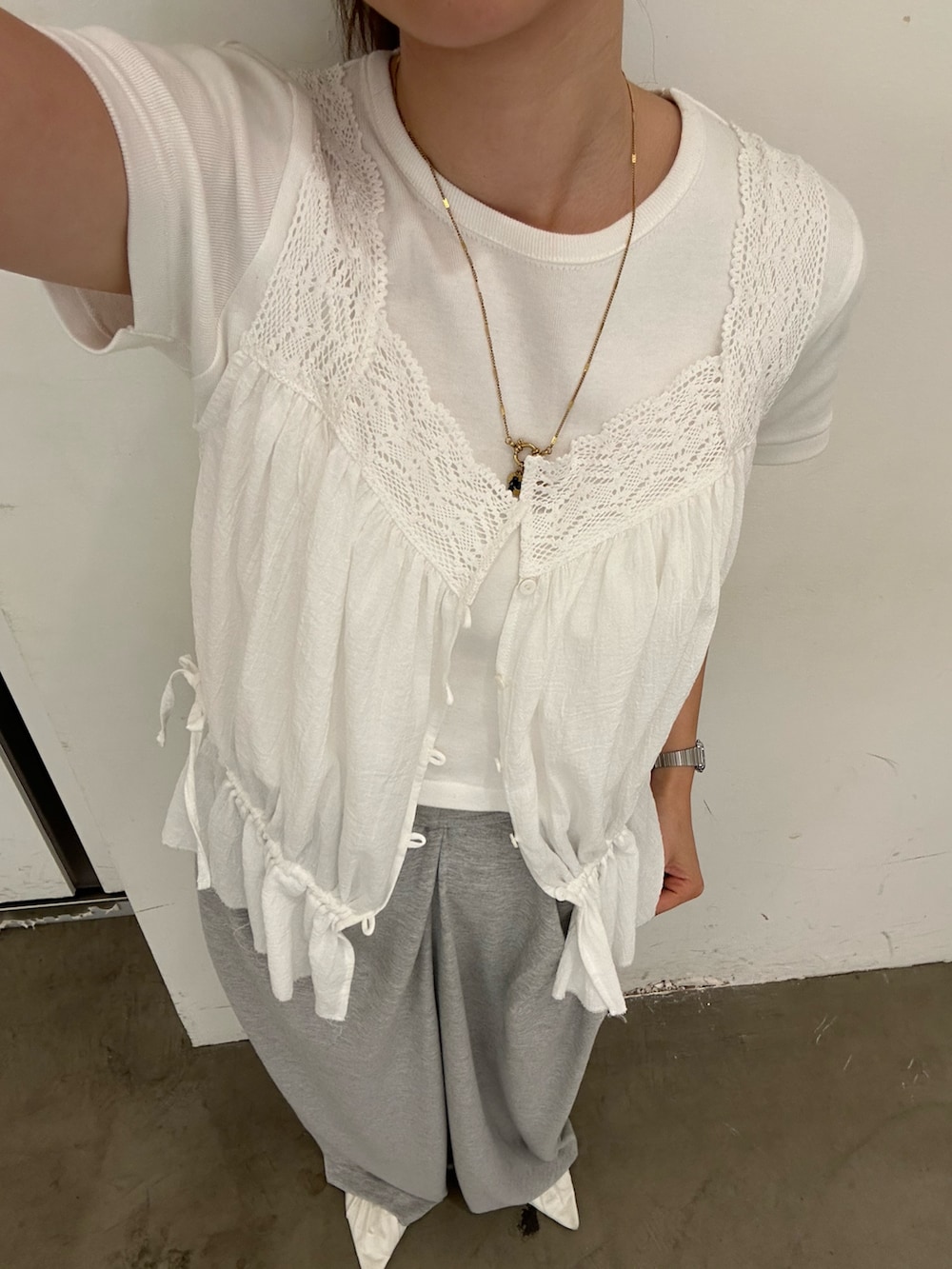 ホワイト系のTシャツ/カットソー、ホワイト系のシャツ/ブラウス、グレー系のその他パンツを着用したレディースの春コーディネートの8枚目の写真