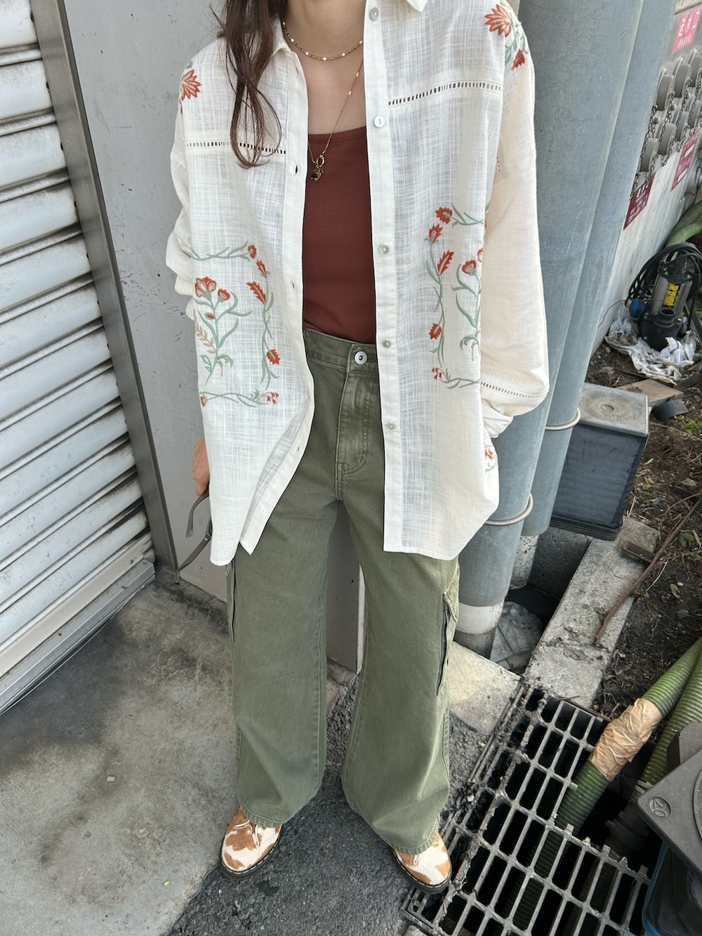 グリーン系のカーゴパンツ、ホワイト系のシャツ/ブラウス、ブラウン系のキャミソールを着用したレディースの春コーディネートの5枚目の写真