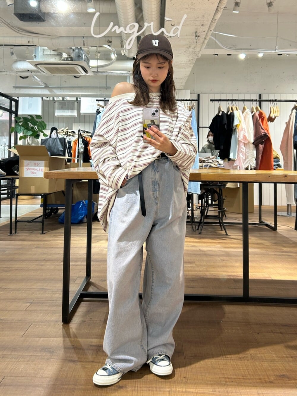 ブルー系のスニーカー、ブルー系のデニムパンツ、ブラック系のベルトを着用したレディースの冬コーディネートの8枚目の写真