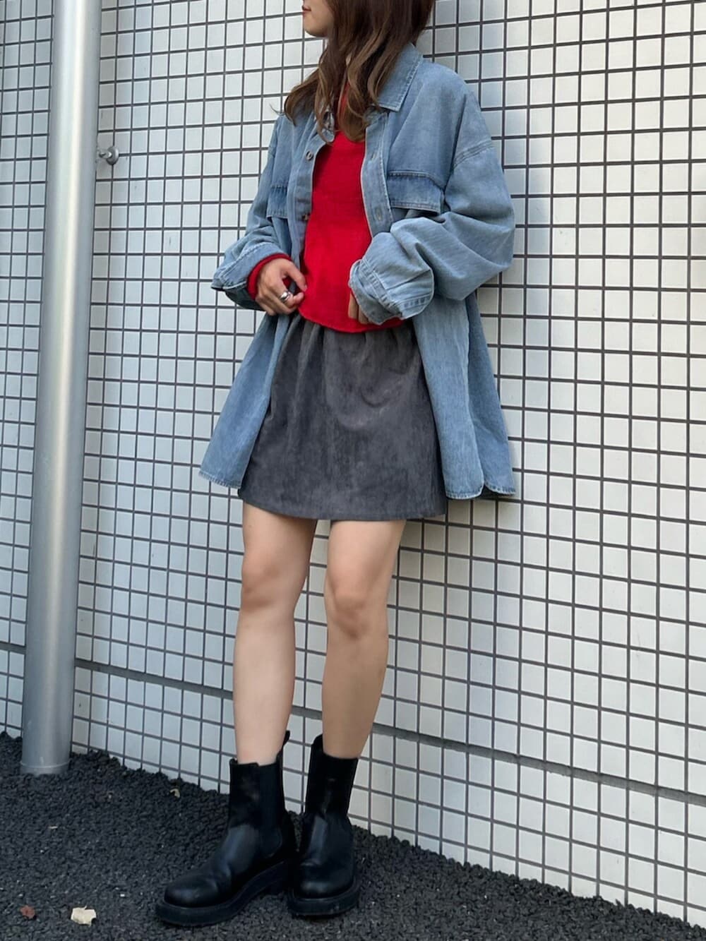 ブルー系のシャツ/ブラウス、レッド系のニット/セーター、グレー系のスカートを着用したレディースの秋コーディネートの7枚目の写真