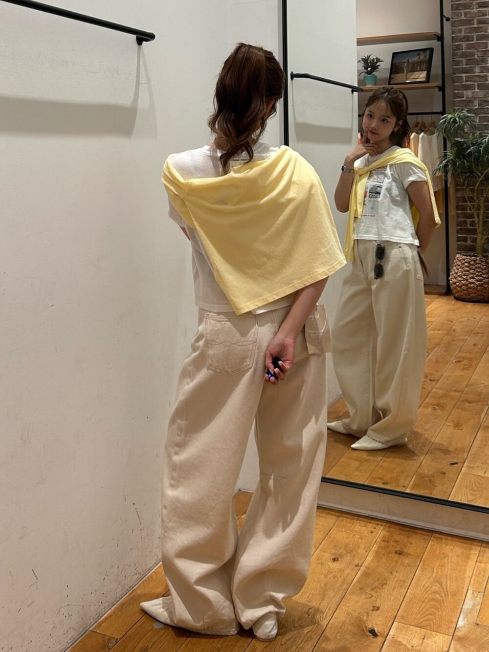 ホワイト系のパンプス、ホワイト系のデニムパンツ、ホワイト系のTシャツ/カットソーを着用したレディースの春コーディネートの3枚目の写真
