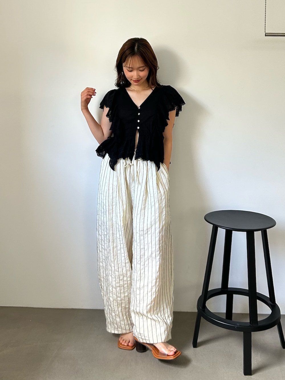 ブラック系のシャツ/ブラウス、ホワイト系のその他パンツ、その他のサンダルを着用したレディースの夏コーディネートの2枚目の写真