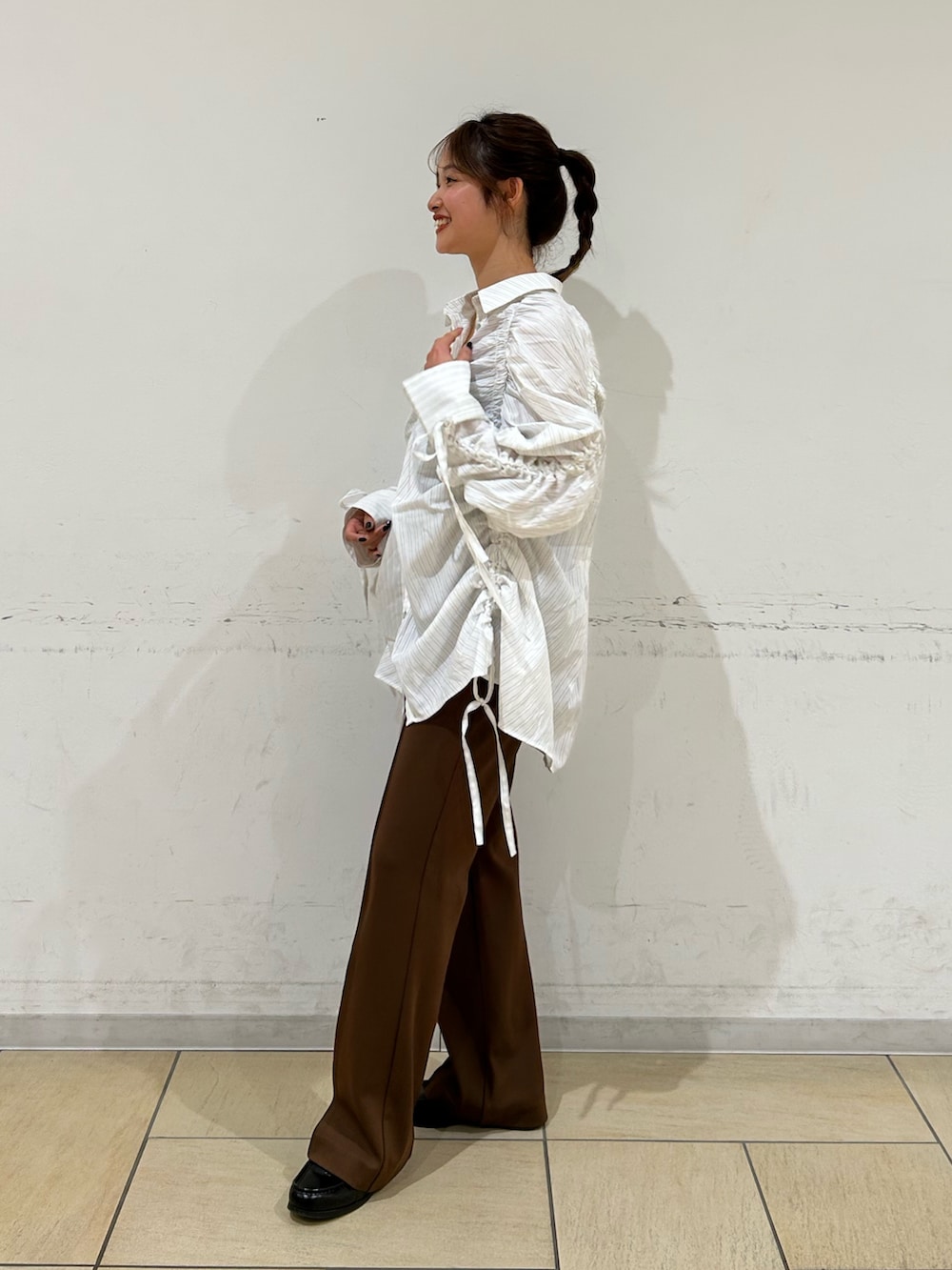 ホワイト系のシャツ/ブラウス、ブラウン系のその他パンツを着用したレディースの冬コーディネートの2枚目の写真