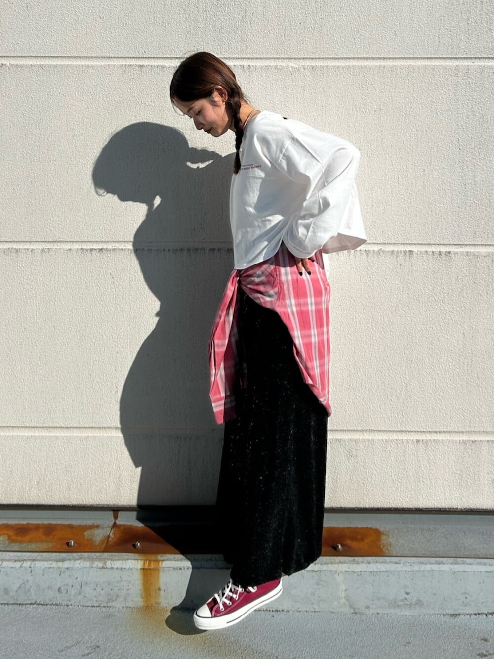 ホワイト系のTシャツ/カットソー、レッド系のシャツ/ブラウス、ブラック系のスカートを着用したレディースの冬コーディネートの3枚目の写真