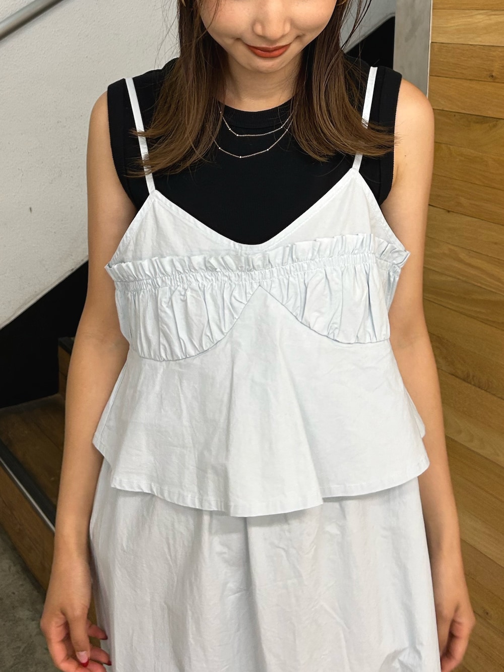 ブルー系のワンピース、ブラック系のサンダル、ブラック系のタンクトップを着用したレディースの夏コーディネートの6枚目の写真