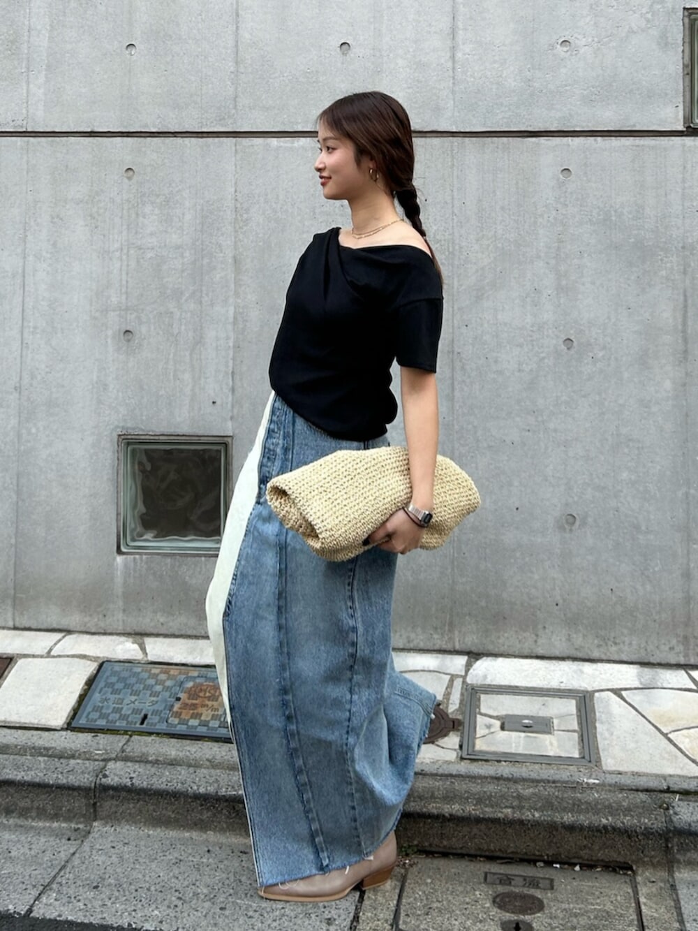 ブルー系のスカート、ベージュ系のハンドバッグ、ベージュ系のブーツを着用したレディースの冬コーディネートの2枚目の写真