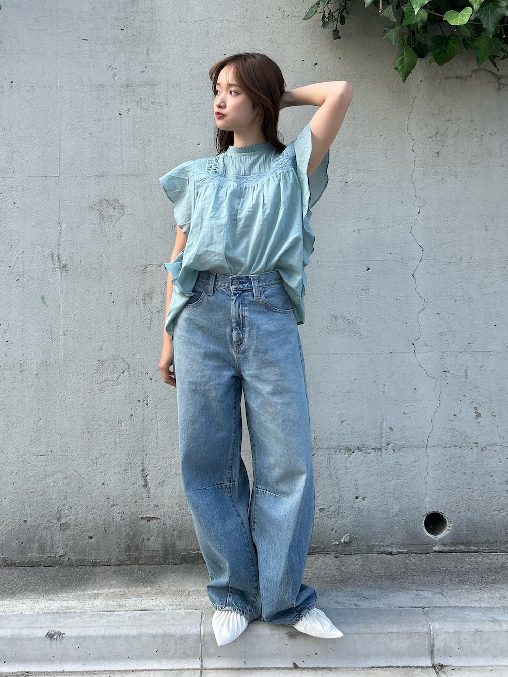 ブルー系のシャツ/ブラウス、ブルー系のデニムパンツ、ホワイト系のパンプスを着用したレディースの夏コーディネートの4枚目の写真