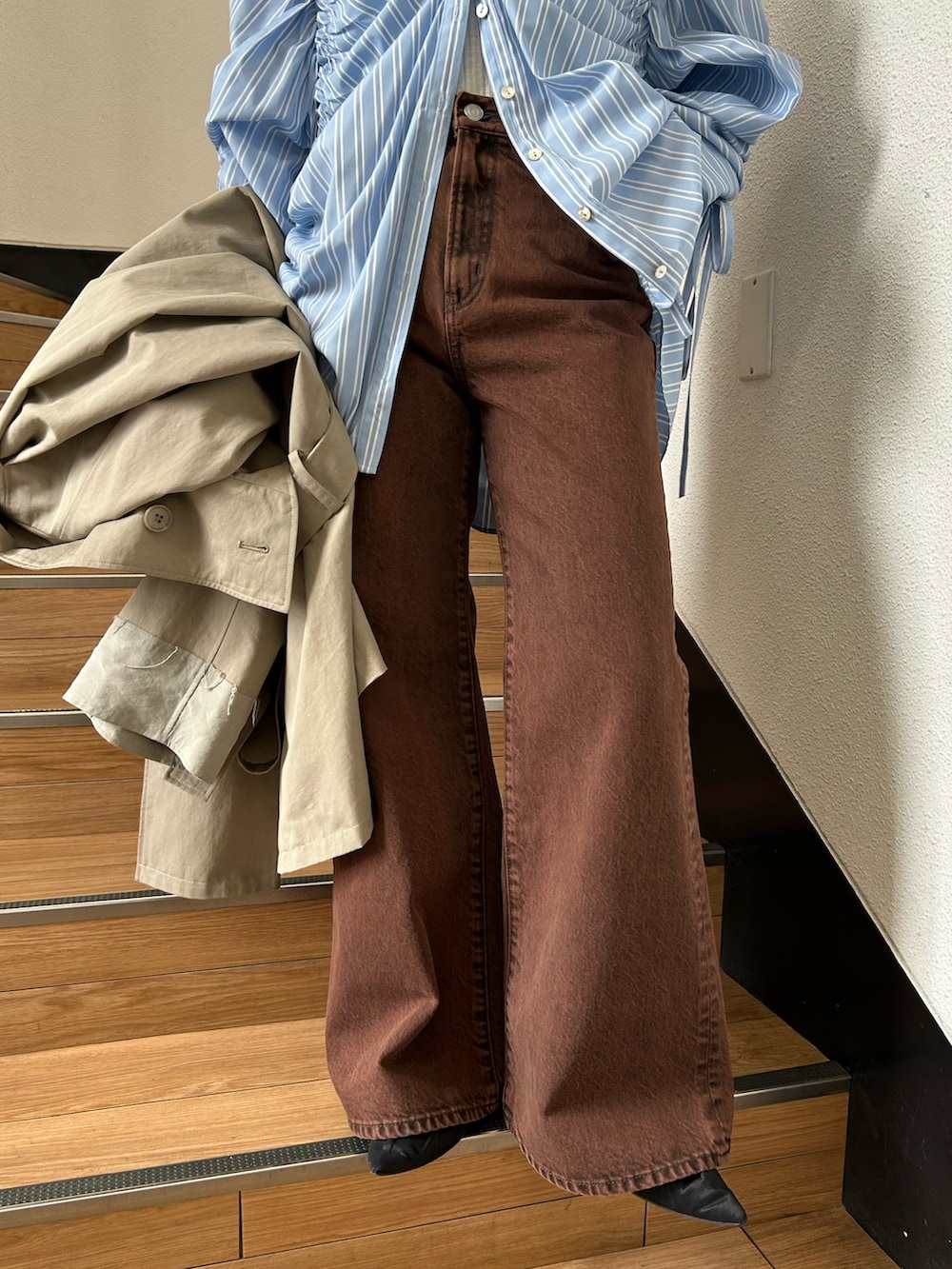 グリーン系のトレンチコート、ブラック系のパンプス、ブルー系のシャツ/ブラウスを着用したレディースの春コーディネートの8枚目の写真