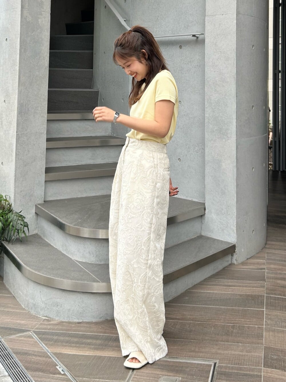 ホワイト系のその他パンツ、ホワイト系のサンダルを着用したレディースの冬コーディネートの3枚目の写真