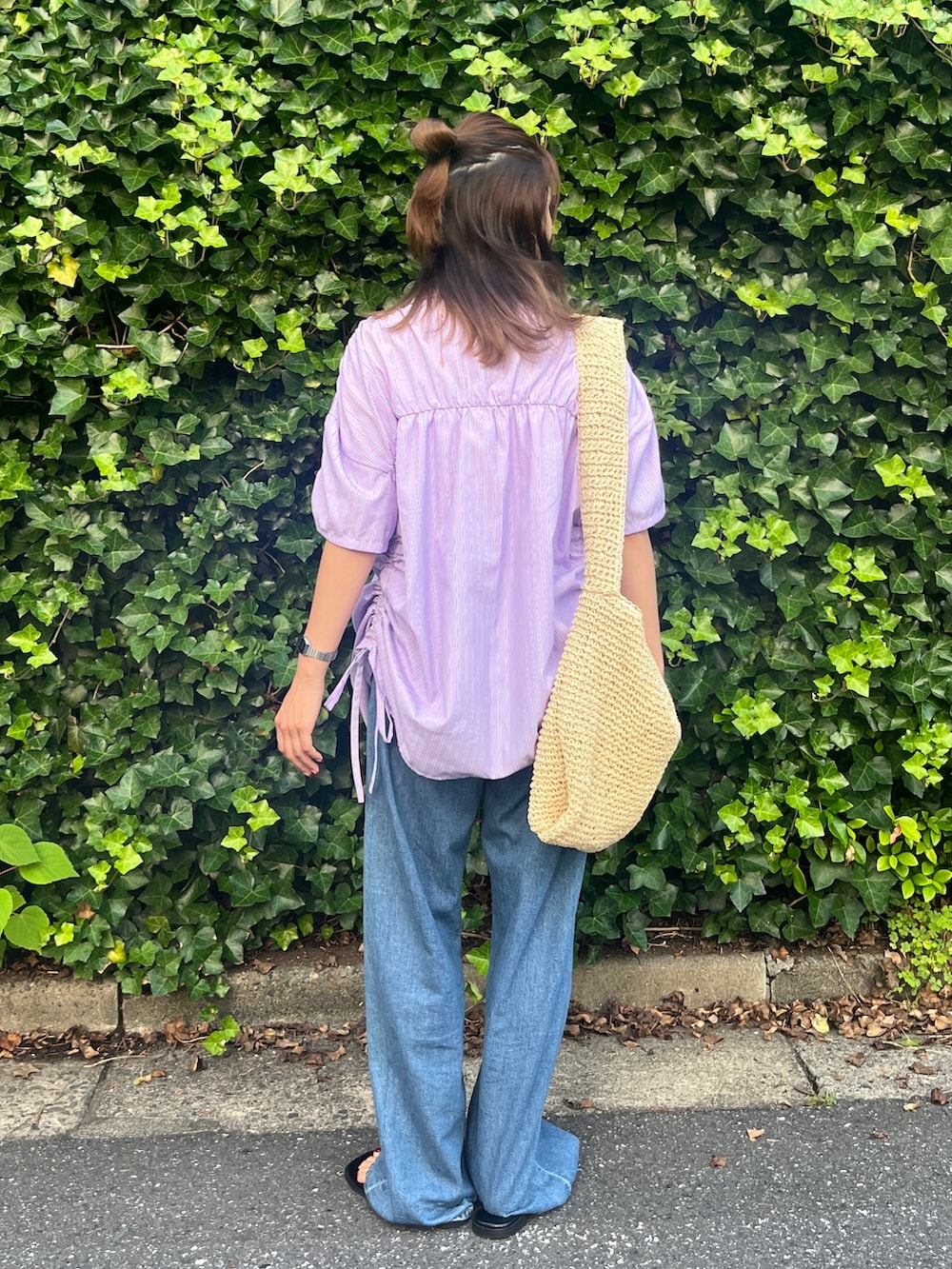 ブルー系のデニムパンツ、ブラック系のサンダル、パープル系のシャツ/ブラウスを着用したレディースの夏コーディネートの3枚目の写真