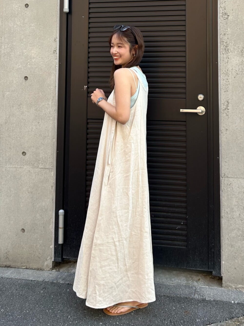 ブルー系のタンクトップ、シルバー系のサンダルを着用したレディースの冬コーディネートの2枚目の写真